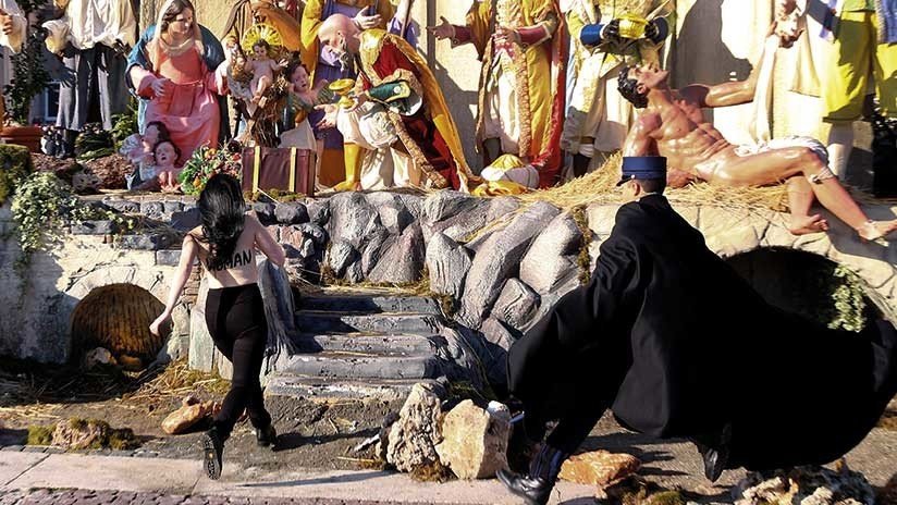 VIDEO: Activista semidesnuda de Femen trata de llevarse al niño Jesús del pesebre del Vaticano