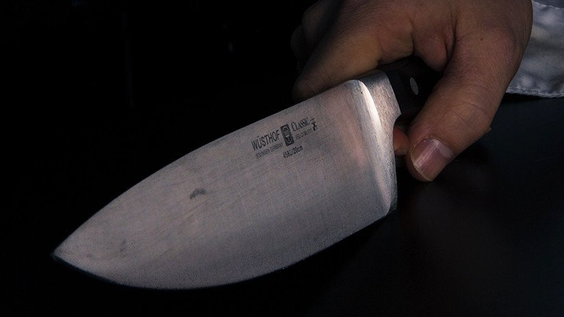 Mata brutalmente a su madre y luego pone esta espeluznante cara en la foto policial (FOTO) 