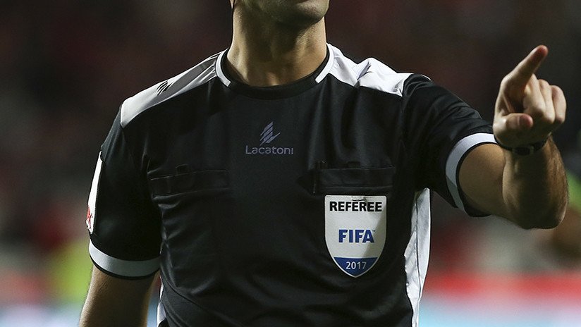 ¿No se sabe el reglamento? Escándalo en el fútbol chileno por el grosero error de un árbitro (VIDEO)