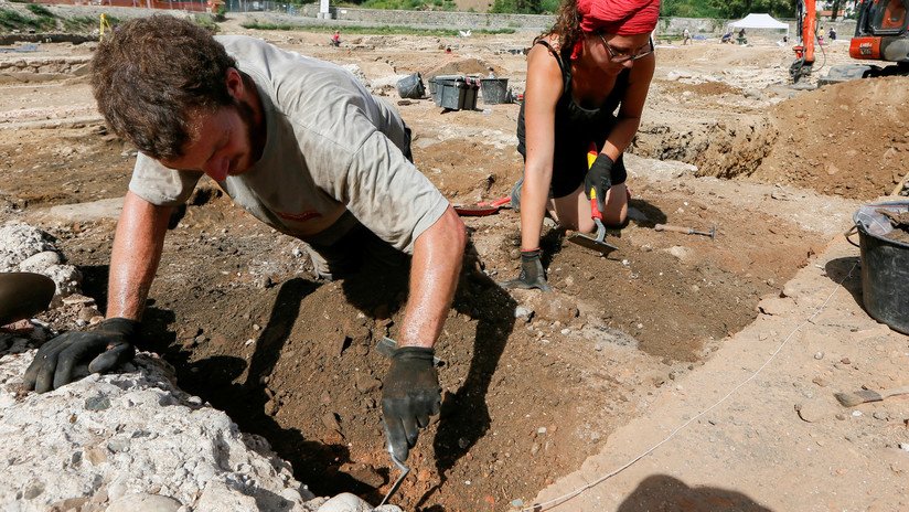 FOTO: Hallan un gran 'almacén' de objetos y herramientas prehistóricas
