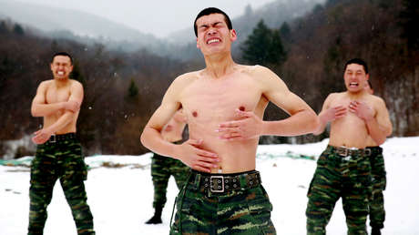 Papá Noel submarinista, un perro 'soldado' y el autobús a reacción: Las mejores fotos de la semana