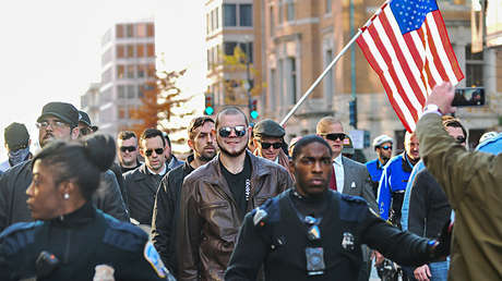 VIDEO: Policía evita choques de manifestantes de ultraderecha y antifascistas ante la Casa Blanca