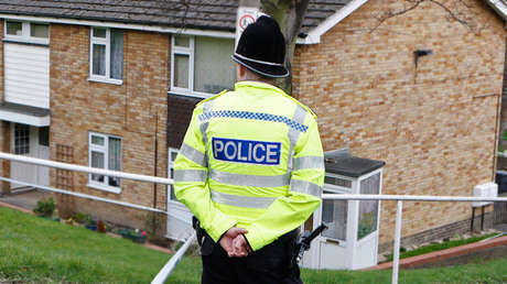 Un policía de tráfico evita con sus propias manos que un camión caiga de un puente (FOTOS)