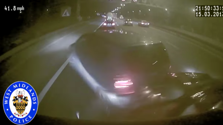 Un conductor se duerme en una autopista y provoca un aparatoso accidente en el Reino Unido (VIDEO)