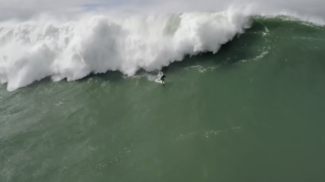 VIDEO: Dron graba angustioso rescate de dos surfistas atrapados en olas de más de 20 metros
