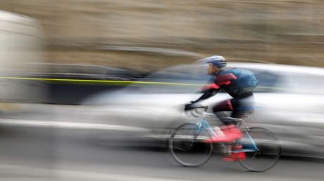 Video: Un ciclista viaja por una autopista a 90 km/h