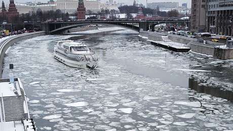 Salvación milagrosa: Una mujer emerge del río Moscova con la cabeza vendada con papel de celofán