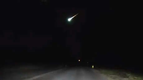 VIDEO: Coche patrulla de EE.UU. graba cómo una enigmática bola de fuego verde ilumina el cielo