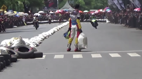 Costalazo instantáneo: Tumba tramposamente a su rival en plena carrera y recibe su merecido (VIDEO)