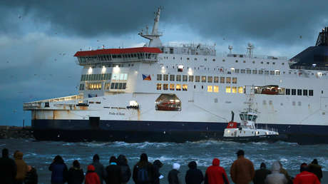 Un ferri con 300 personas a bordo encalla en Francia (Video)