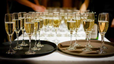 Obliga a aterrizar de emergencia porque no le sirvieron champaña