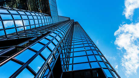 FUERTE VIDEO: Un alpinista urbano cae al vacío desde lo alto de un edificio de 62 pisos