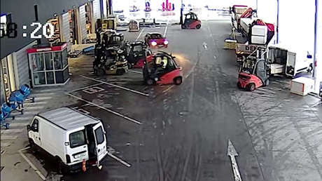 Video: Trabajadores rodean con sus montacargas a un grupo de ladrones en un almacén checo