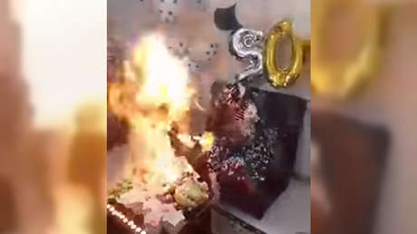 VIDEO: Iba a soplar las velas pero terminó envuelta en llamas