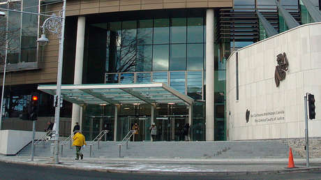 "Amor en primer grado": Un jurado 'se declara' enamorado por primera vez y el juez le permite irse