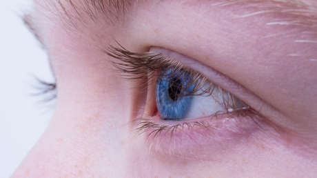 Una mujer tiene los ojos rojos durante años y hallan esto en sus pestañas