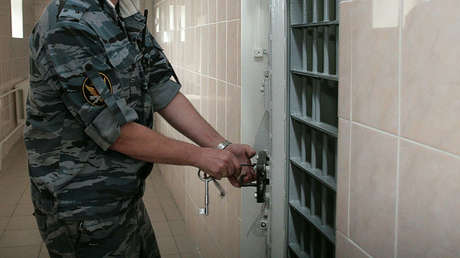 FUERTE VIDEO: Mujer detenida por conducir ebria golpea la reja de su celda y se fractura una pierna