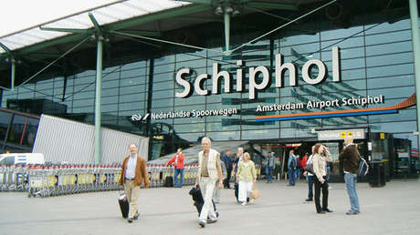 VIDEO: Policía dispara contra un hombre armado con cuchillo en el aeropuerto principal de Ámsterdam
