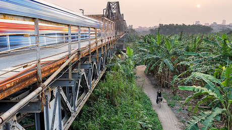 FUERTES IMÁGENES: Un tren la arrolla y fractura el cráneo mientras sonreía para un selfi