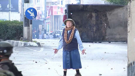 VIDEO: Una abuela se encara a soldados israelíes y manifestantes palestinos e intenta reconciliarlos