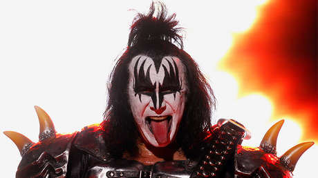 Demandan por acoso sexual a Gene Simmons, bajista y vocalista del grupo 'Kiss'