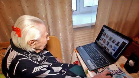 La 'abuelita hacker', una rusa de 101 años que navega por Internet porque responde a "todo"