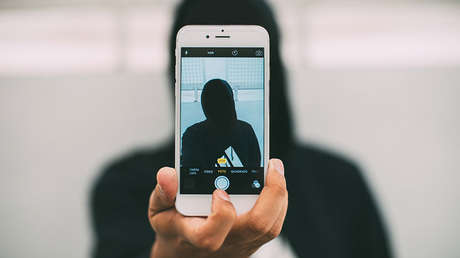 Imágenes: Asegura que un diabólico niño fantasma lo persigue (y lo fotografió)