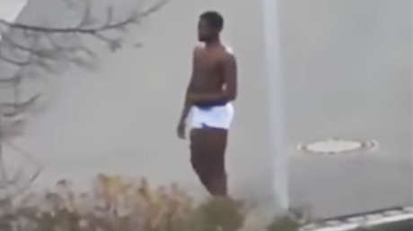 VIDEO FUERTE: Un hombre en calzoncillos patea en la cabeza a una anciana en una calle de Alemania