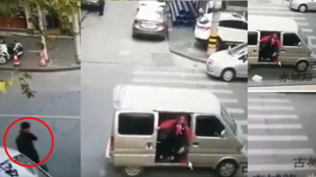 Momento impactante en que una niña es raptada a plena luz del día en China