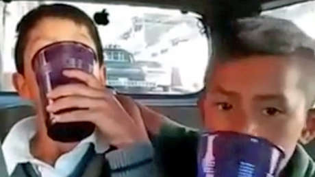 Indignación en México: graban a dos niños emborrachándose con mezcal