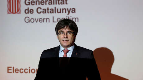 Puigdemont: "Rajoy debe retirar la policía y los hombres de negro de Cataluña"