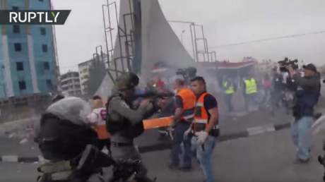 VIDEO: Soldados israelíes impiden con rudeza que los médicos traten a un palestino herido