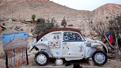 Un Volkswagen Escarabajo en pleno desierto jordano se convierte en "el hotel más pequeño del mundo"