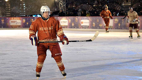 VIDEO: Putin muestra sus habilidades de hockey en la pista de hielo de la Plaza Roja