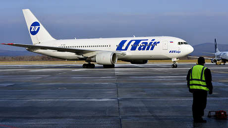 Una azafata se cae del avión en un aeropuerto de Moscú