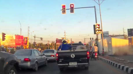 Deslizamiento final: motociclista se salva de terminar aplastada por un camión en Tailandia (VIDEO)