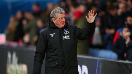 Un entrenador de fútbol encuentra a su 'gemelo' antes de un partido (VIDEO)