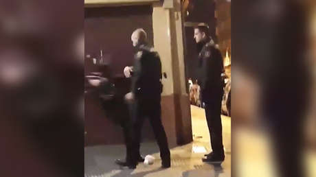 "A mí no me tocas": Esta brutal agresión de un policía a una mujer indigna a la Red