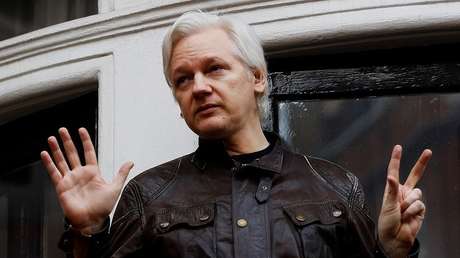 Papa Noel, un cachorro y la Armada de EE.UU.: 'Reaparece' la cuenta de Twitter de Julian Assange