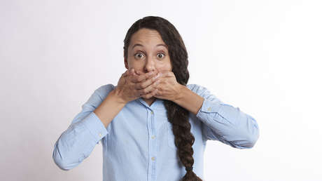 Una mujer recibe una factura eléctrica que supera las deudas nacionales de Hungría y Sudáfrica