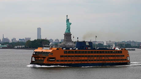 Un ferri con 27 personas a bordo embarranca en Nueva York