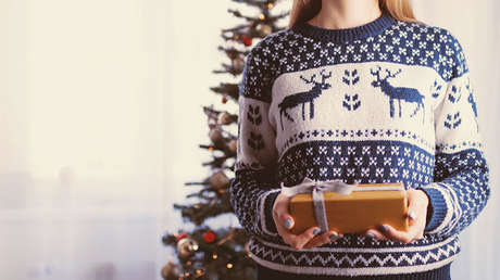 Lleva 47 años guardando el regalo navideño de una exnovia que lo dejó y no lo abre