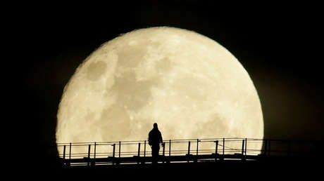 VIDEO: El 2018 arranca con una Luna llena 'del lobo'