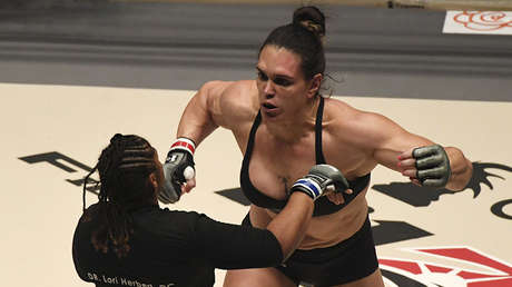 VIDEO: Luchadora brasileña muestra en el pesaje 12 kilos de sobrepeso, y su rival se enfurece