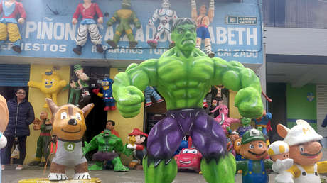 Ecuador despide el año 'a todo color' con caretas y quema de 'monigotes' de políticos y superhéroes