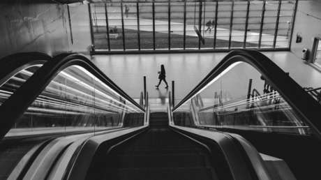 VIDEO: Una anciana en silla de ruedas cae por una escalera mecánica y sufre heridas mortales