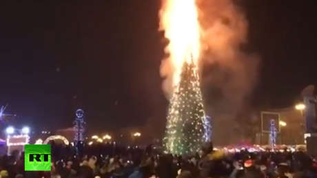 "Nada terrible": Arde un árbol navideño en el centro de una ciudad rusa (VIDEOS)