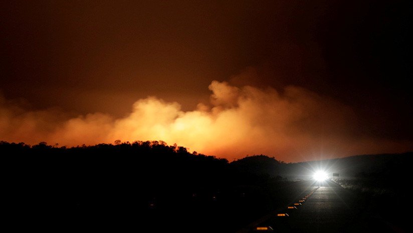 Un incendio forestal azota un pueblo en las afueras de Barcelona (FOTOS, VIDEO)