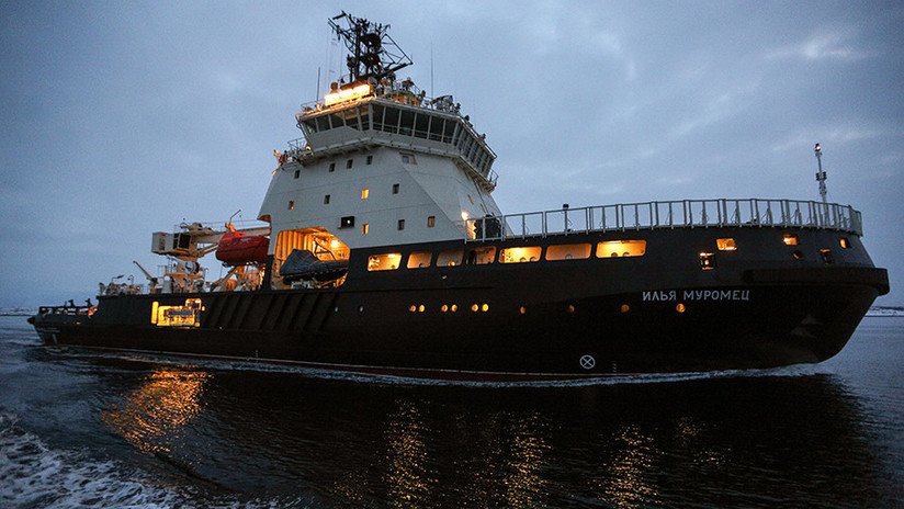 VIDEO: La Flota del Norte de la Armada rusa recibe con honores al moderno rompehielos Iliá Múromets