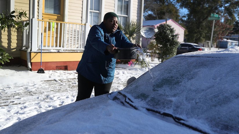 VIDEO: Esta la razón por la que nunca debe arrojar agua caliente al parabrisas de su coche congelado